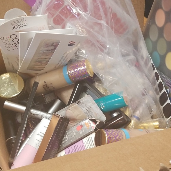 Mystery boxes filled with beauty products! - Picture 2 of 2